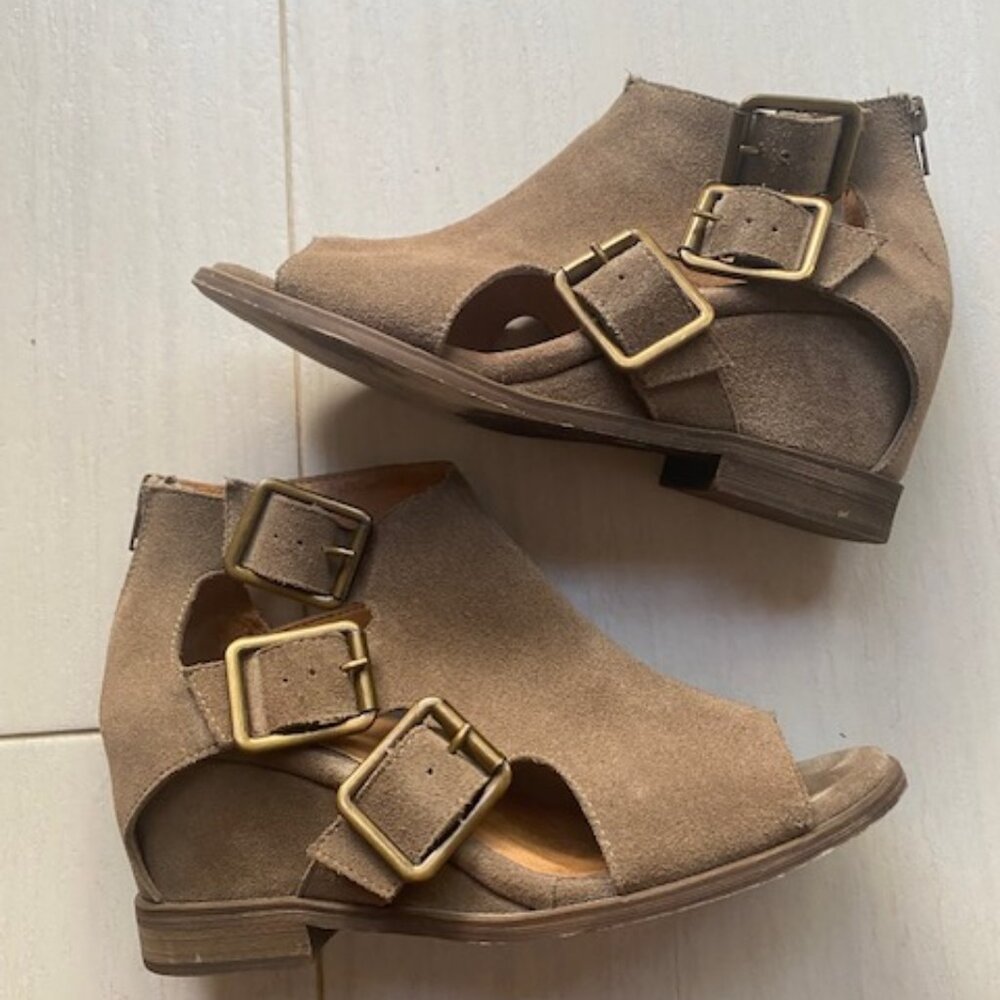 Chocolat Blu Tate taupe suede 3-strap sandals size 7.5